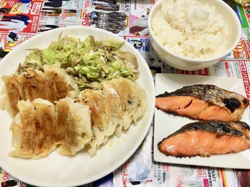 2019.1030夕食-餃子と焼き鮭