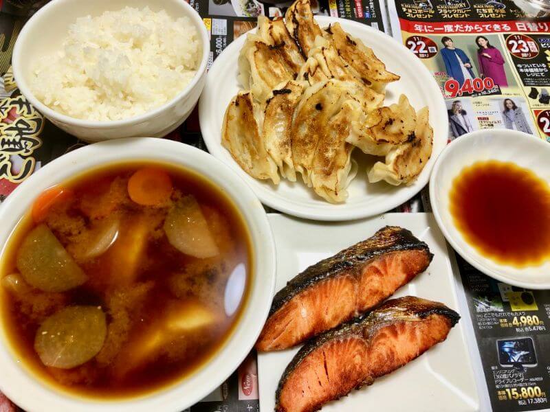 19.1206夕食-焼き鮭と餃子